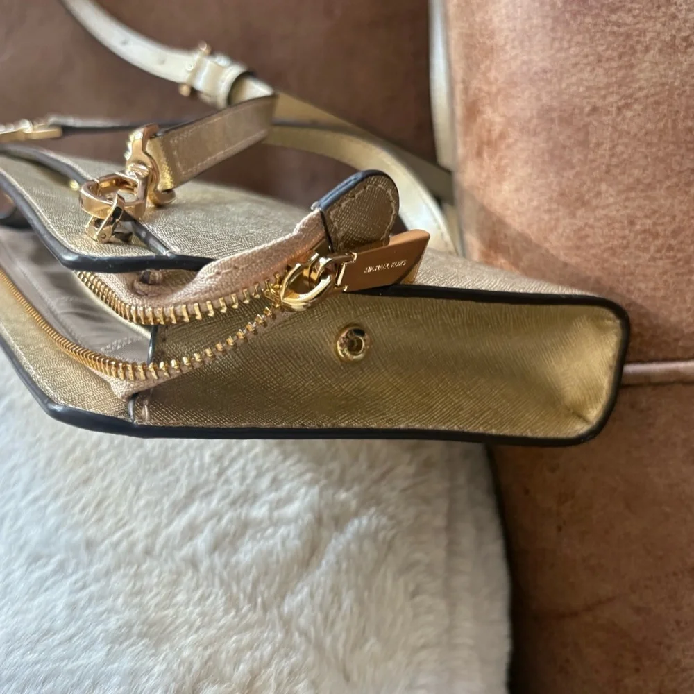 MICHAEL KORS Jet Set Travel  Leather Crossbody Authenticated
